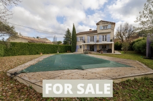 Detached House with Pool in Landscaped Garden