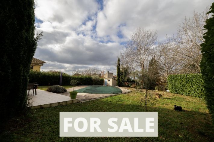 Detached House with Pool in Landscaped Garden