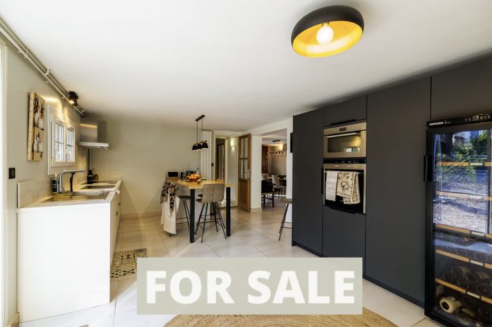 Detached House with Pool in Landscaped Garden