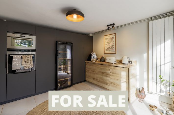 Detached House with Pool in Landscaped Garden