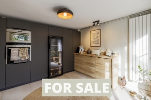 Detached House with Pool in Landscaped Garden