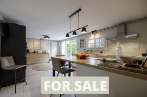 Detached House with Pool in Landscaped Garden