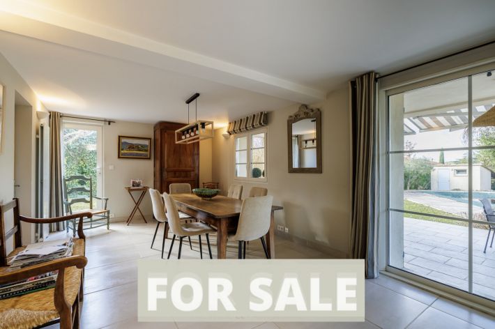 Detached House with Pool in Landscaped Garden