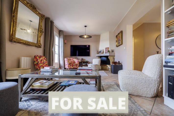 Detached House with Pool in Landscaped Garden