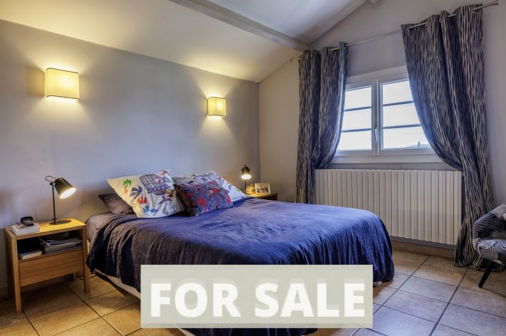 Detached House with Pool in Landscaped Garden