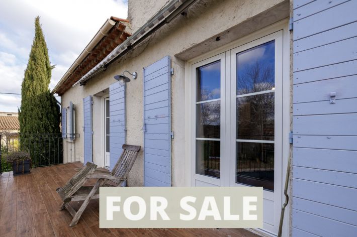 Detached House with Pool in Landscaped Garden