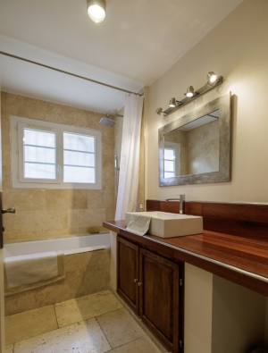 Detached House with Pool in Landscaped Garden