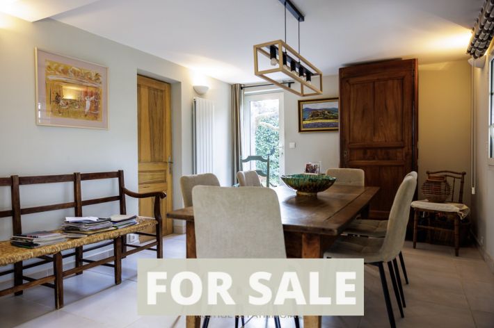 Detached House with Pool in Landscaped Garden