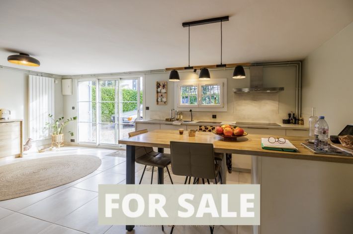 Detached House with Pool in Landscaped Garden