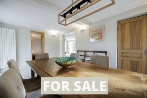 Detached House with Pool in Landscaped Garden