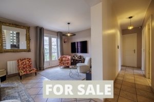 Detached House with Pool in Landscaped Garden