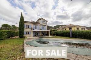 Detached House with Pool in Landscaped Garden