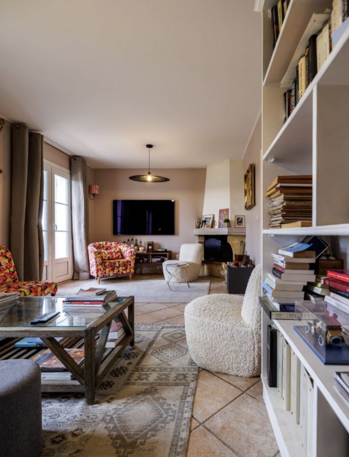 Detached House with Pool in Landscaped Garden