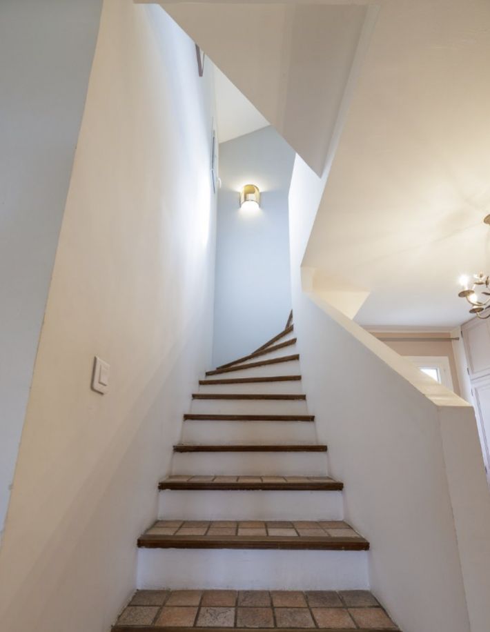 Detached House with Pool in Landscaped Garden