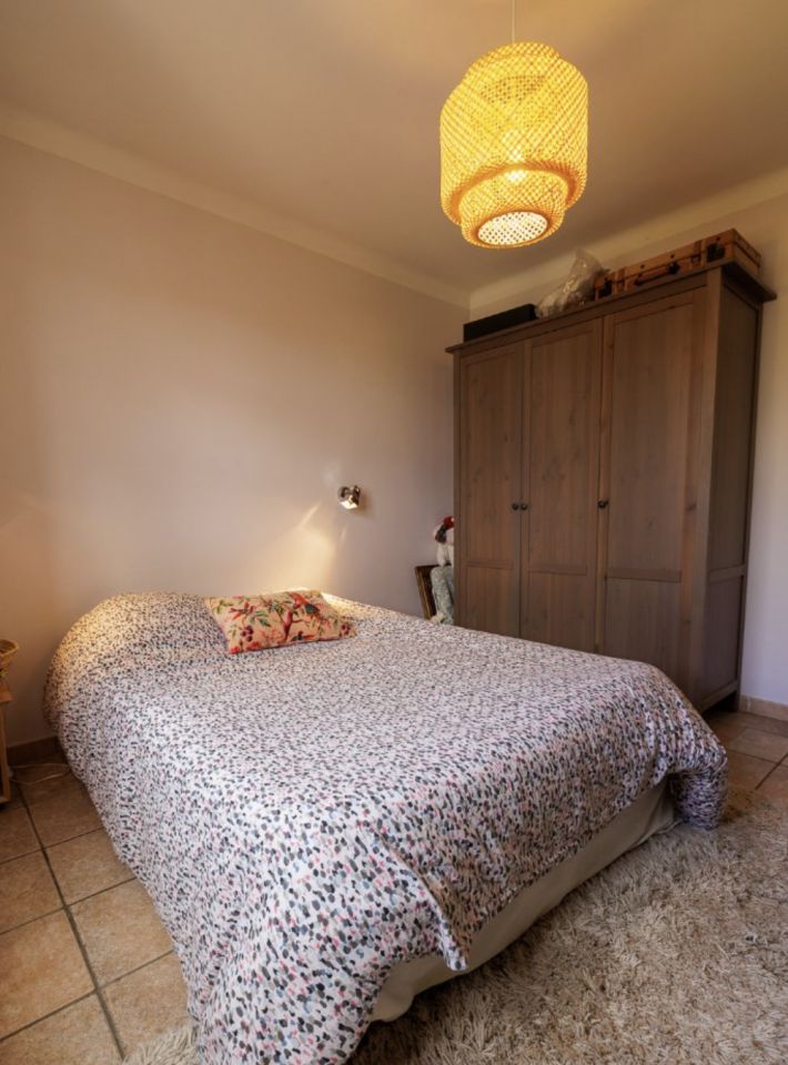 Detached House with Pool in Landscaped Garden