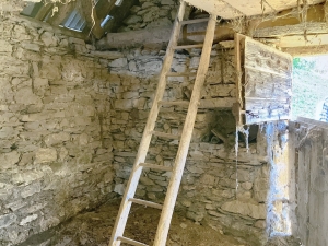 Barn to Renovate in Great Location with Beautiful Mountain Views