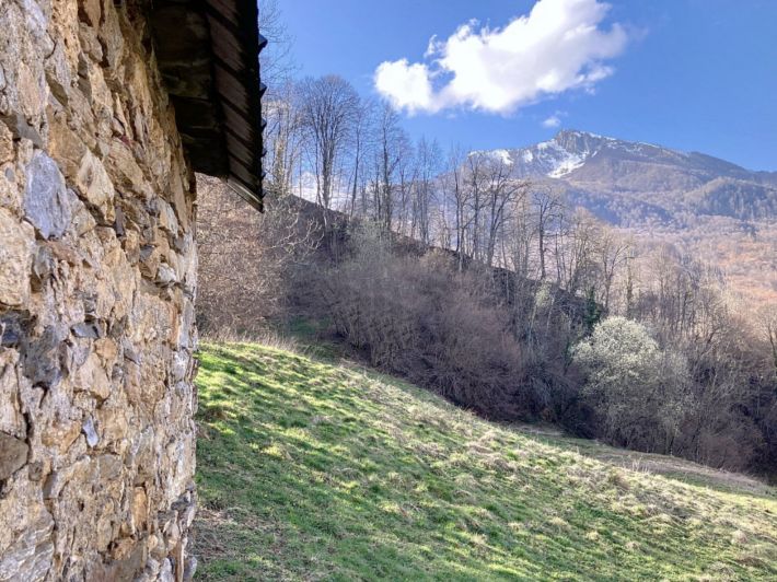 Barn to Renovate in Great Location with Beautiful Mountain Views