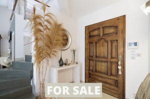 Contemporary House with Swimming Pool