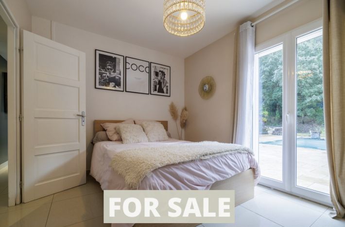 Contemporary House with Swimming Pool