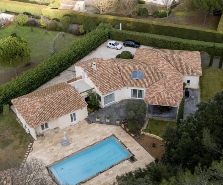 Contemporary House with Swimming Pool