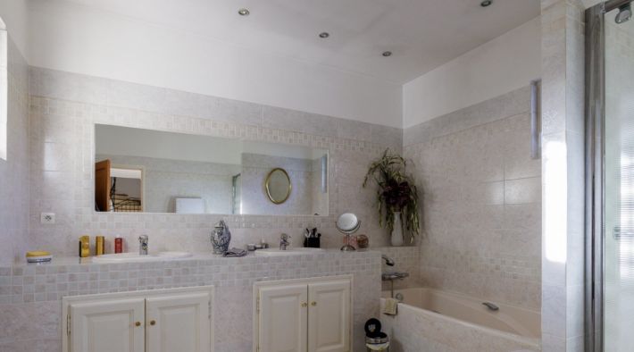 Stunning Manor House with Pool and Parkland Gardens