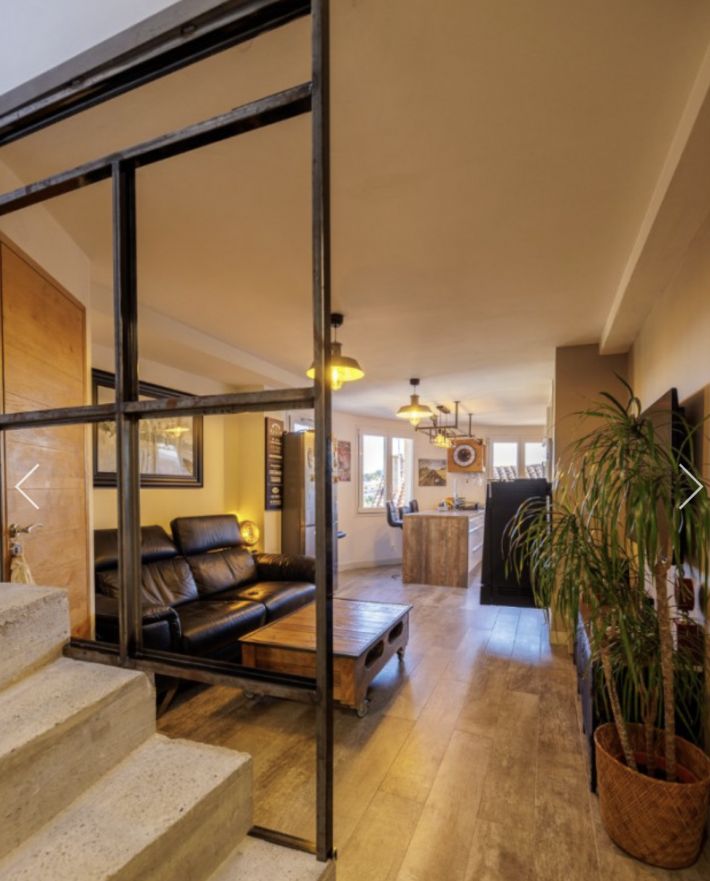 Upscale House with view of the Sainte-Victoire Mountain