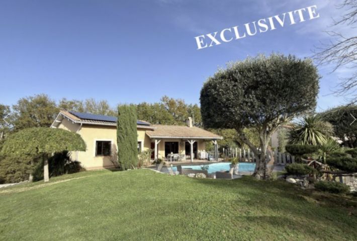 Detached House with Garden and Swimming Pool