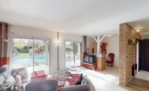 Detached House with Garden and Swimming Pool