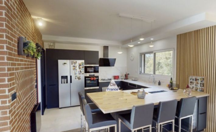 Detached House with Garden and Swimming Pool