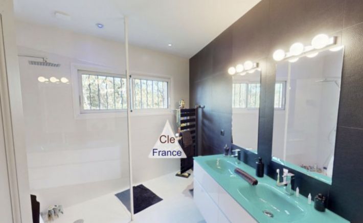 Detached House with Garden and Swimming Pool