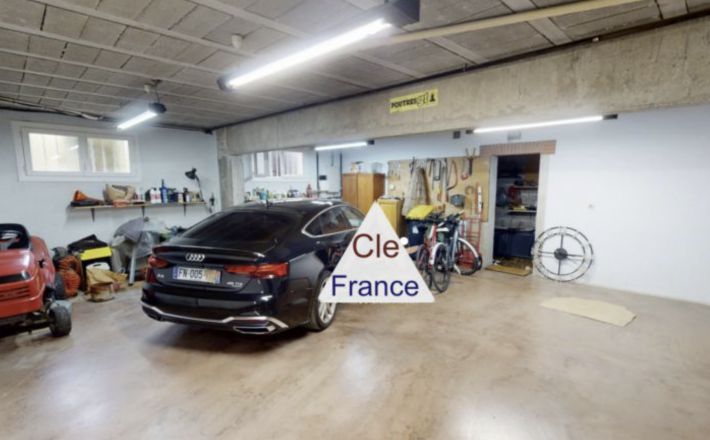 Detached House with Garden and Swimming Pool