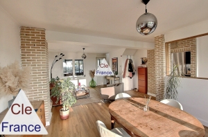 Contemporary House in Sought After Location