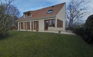 Lovely Detached House with Garden