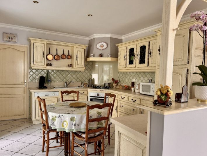 Detached Villa with Mature Garden and Open View