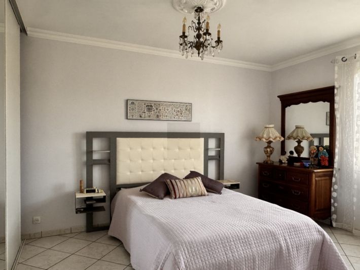 Detached Villa with Mature Garden and Open View