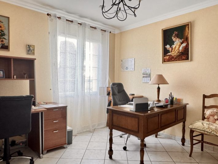 Detached Villa with Mature Garden and Open View