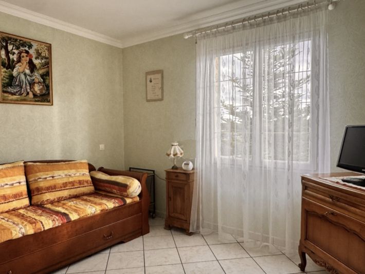 Detached Villa with Mature Garden and Open View