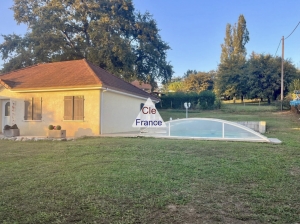 Detached House with Pool in Landscaped Garden