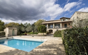 Contemporary Detached House with Swimming Pool