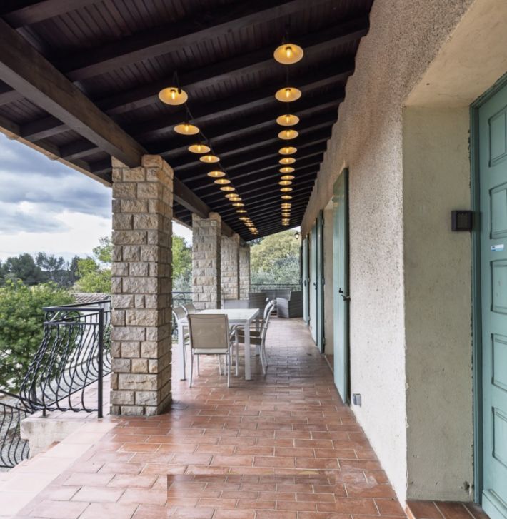 Contemporary Detached House with Swimming Pool