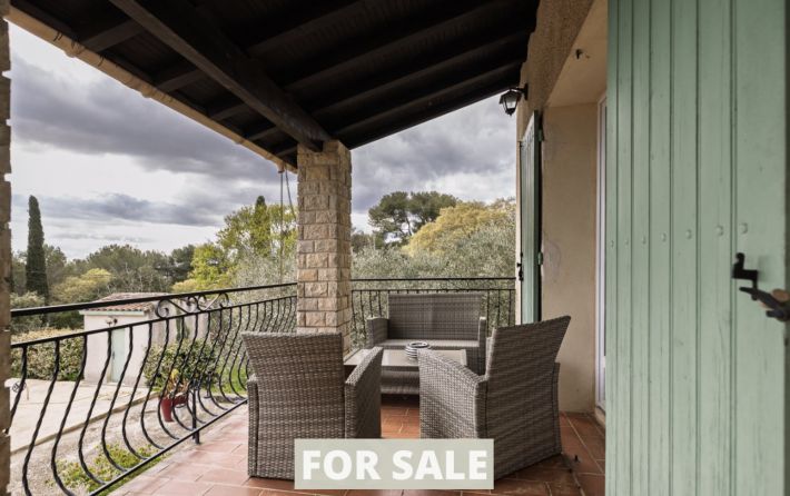 Contemporary Detached House with Swimming Pool