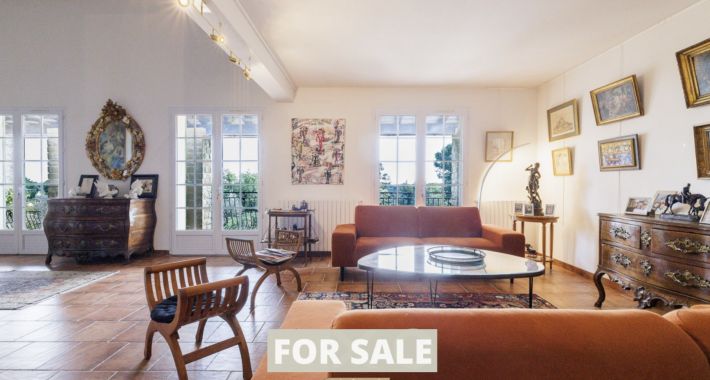 Contemporary Detached House with Swimming Pool