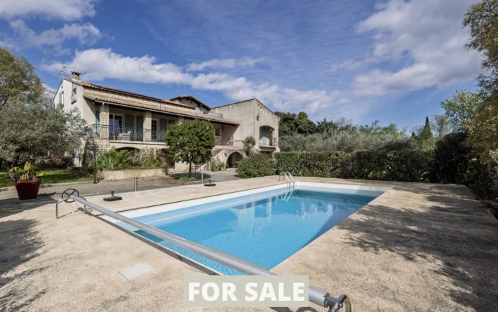 Contemporary Detached House with Swimming Pool