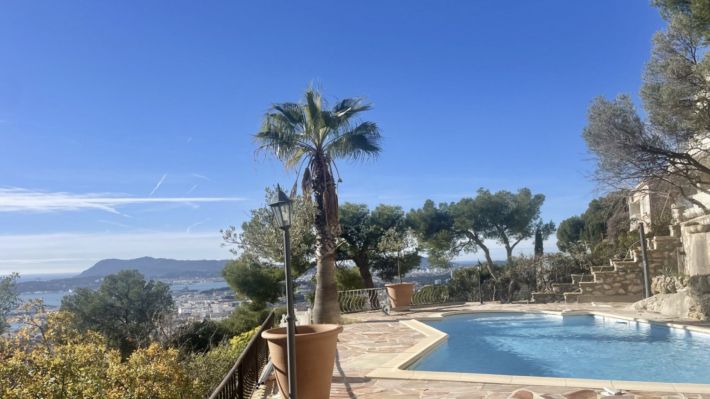 Main Photo of a 6 bedroom  Villa for sale