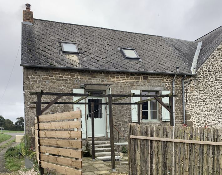 Main Photo of a 1 bedroom  Cottage for sale