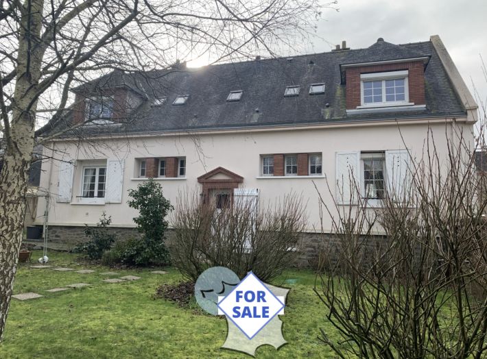 Main Photo of a 5 bedroom  House for sale