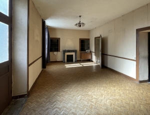 SLD02646 - Under Offer with Cle France