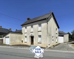 Detached House with Garden and Outbuilding