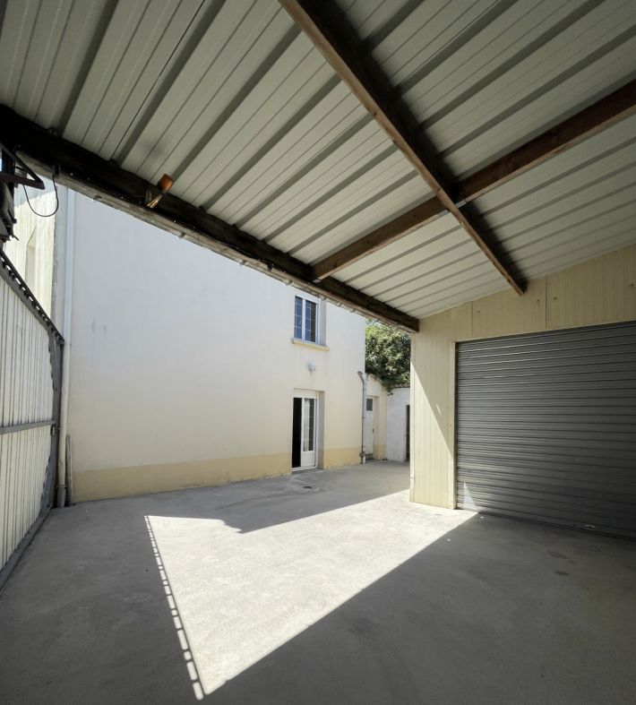 Detached House with Garden and Outbuilding