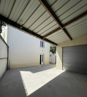 Detached House with Garden and Outbuilding